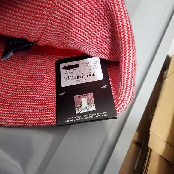 Chicago Bulls NWT Pom Beanie Ultra Game Officially Licensed Hat Red Raised Bull - Picture 5 of 7